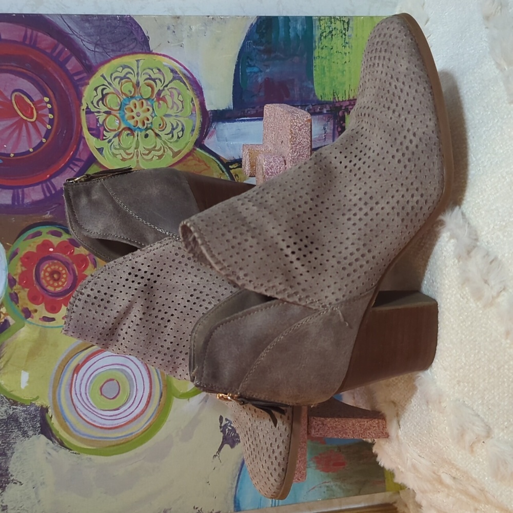 Fergulicious SZ 9.5 Bonus Suede Heeled Booties, Brown Almond - Back Zip